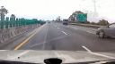 video Brutálna autonehoda - vymrštený vodič