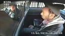 video Vytiahol zbraň v policajnom aute