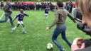video Robin Van Persie vs. mladí futbalisti