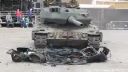 Tank Leopard drví osobné auto
