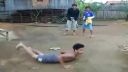 Nepodarene salto chlapca