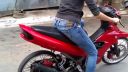 video Žena prvýkrát na mopede