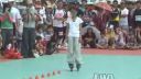 Super čínske dievčatko na inline korčuliach