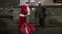 Poľský Santa rozdával bezdomovcom šaty