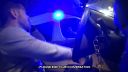 video Polícia a telefonovanie s čoko-mobilom za volantom