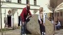 Ano šéfe - chlapec s kamenim po roku
