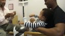 video Najobľúbenejší detský lekár pichá injekcie