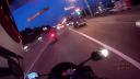 Motorkár provokuje šoféra auta