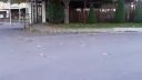 Kolobežkári v Senici - Námestie Slobody - skočenie z obrubn