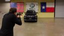 video AK-47 vs. obrnený Mercedes Benz triedy B6+