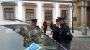 Policajt vytiahol aktivistku z auta obuškom.