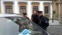 Policajt vytiahol aktivistku z auta obuškom.