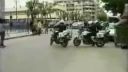 Pád policajta z motorky /Grecko/