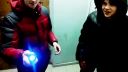 video Mladí Rusi skúšajú baterku s paralyzérom