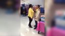 video Mladá drzaňa vs. pracovníčka Walmartu