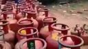 video Nakladanie plynových bômb na auto (India)