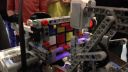 Robot z lega zložil rubikovu kocku
