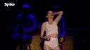 Wrecking Ball v prevedení Anne Hathaway