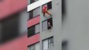 video Radikálny požiarnik - kopačka na prsia (Brazília)