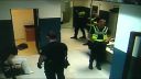 Policista kope zadrženého muže do hlavy