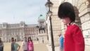 Don`t mess with the Queen`s guard..nese*te sa do traze kralovnej