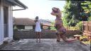 T-rex sa učí Macarenu