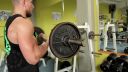 Jak na biceps - cvik s EZ osou