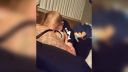video Dieťatko sa zabáva s maminými prsiami