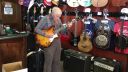 video 80-ročný gitarista z Nashvillu skúša gitaru