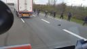 video Rozzúrený maďarský kamionista vs. utečenci v Calais
