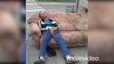 Pohodička s krokodílom na gauči