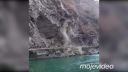 Masívny zosuv skál zničil cestu (India)