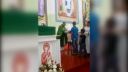 video Netradičné sväté prijímanie počas omše v kostole