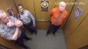 Boli sami vo výťahu na policajnej stanici