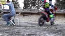 Motorkár na kúpalisku.