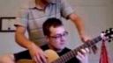 video Štvorručná hra na gitare