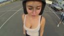 video Mladá sympatická Ruska prvýkrát na rýchlej motorke