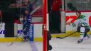 Keď sa počas rozcvičky NHL nudia hokejisti.