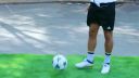 Luis Suarez sa pokúša dokonale ovládať loptu.