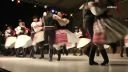 Maďarský folklórny súbor tancuje na modernú hudbu.