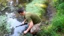video Pomocou magnetu vylovili z rybníka samopal MP40