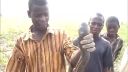 video Africkí muži vyhrabávajú zo zeme ryby (Ghana)