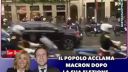 "Nadšené" davy vítaju E. Macrona v uliciach Paríža