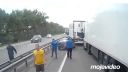 video Ako kamionisti vybrzďovača vyškolili (Rusko)