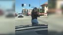Rozzúrená latinoameričanka na križovatke (Kalifornia)