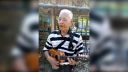 Pouličný muzikant si trúbil na liste zo stromu
