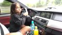 Malé dievčatko riadi BMW M5 s výkonom 700 hp