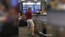 video Cestujúci rozospieval odletovú bránu (USA)
