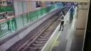 V Hongkongu muž zhodil upratovač na železničné koľaje
