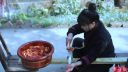 video Tradičná technológia údenia mäsa na čínskom vidieku